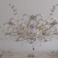 Plaster decor on the living room ceiling