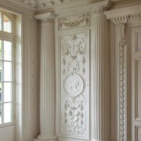 Elementi decorativi in ​​stucco con foto a parete