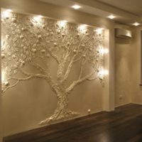 Illuminazione a parete con modanature in gesso