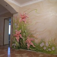 Stucco berwarna di dinding ruang tamu