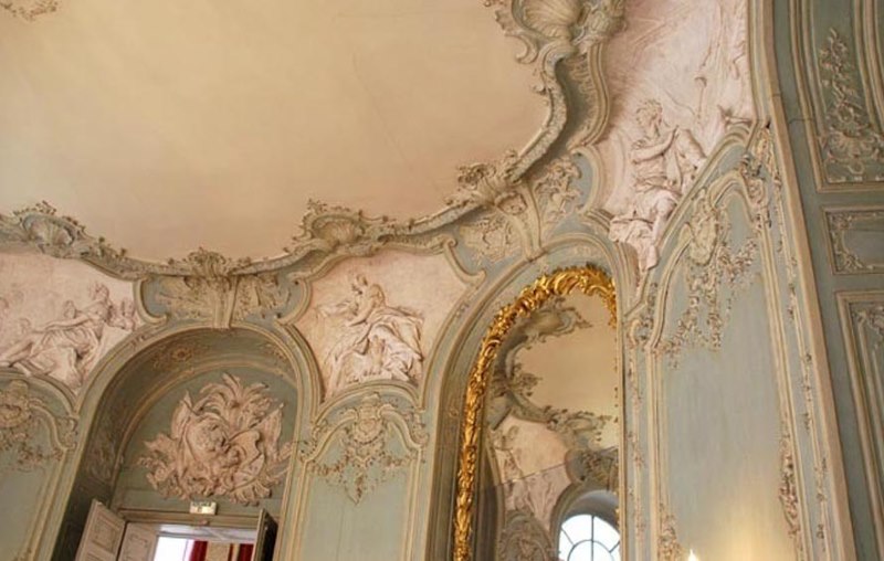 Decorare la modanatura a stucco del soffitto del soggiorno in stile rococò