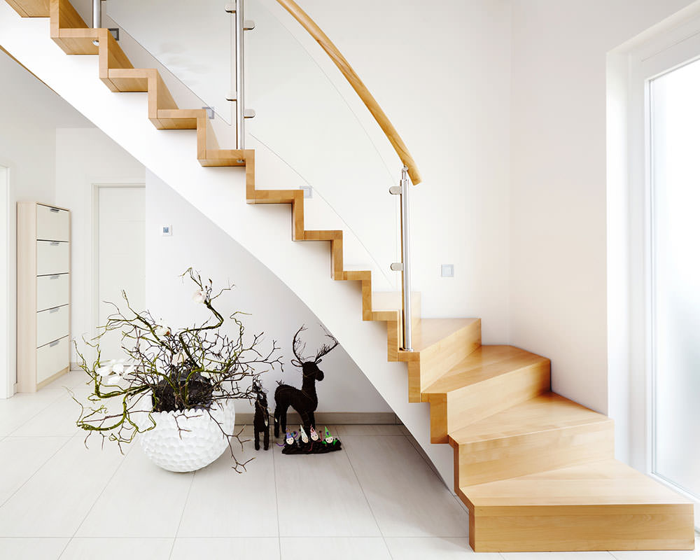 Décor d'escaliers dans le couloir d'une maison de campagne