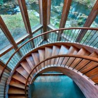 Vue de dessus d'un escalier circulaire