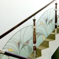 Le verre se penche sur la rampe de l'escalier