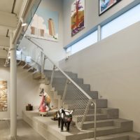 L'intérieur du couloir d'une maison privée avec un escalier