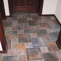 Tile linoleum di lorong sebuah apartmen bandar