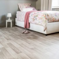 Letto bianco su linoleum chiaro