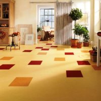 Linoleum color sabbia nel design del soggiorno