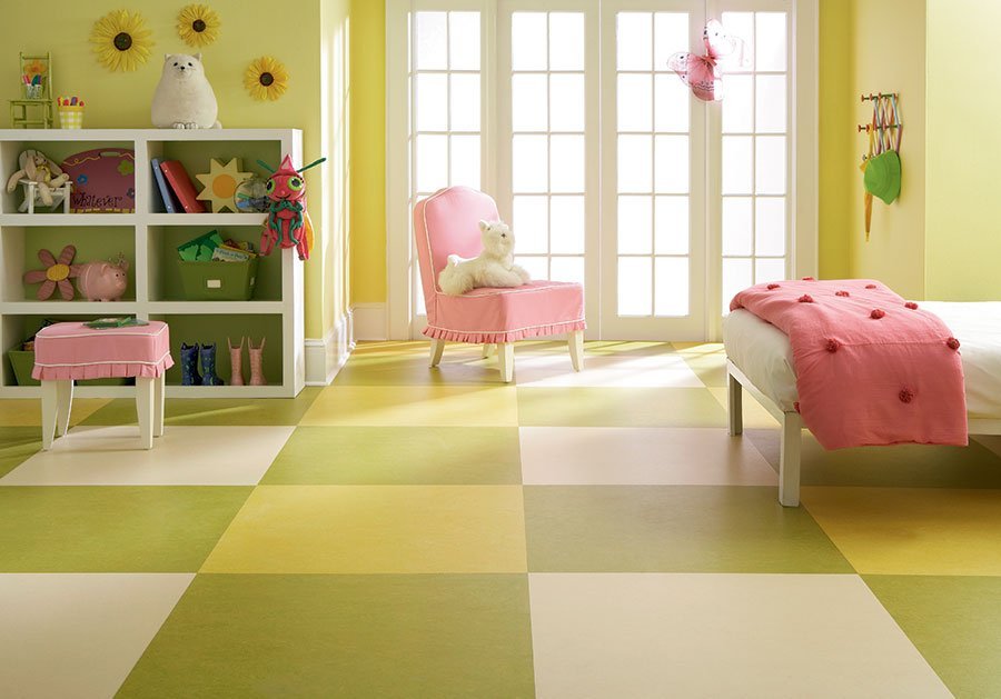 Linoleum con colori vivaci all'interno della stanza di un bambino per una ragazza