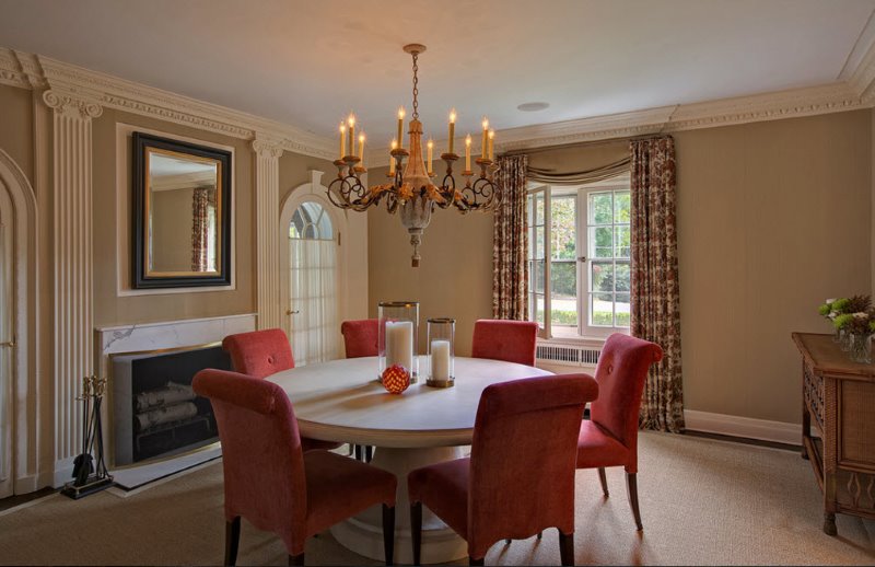 Decoration of the walls and ceiling of the living room with polyurethane moldings