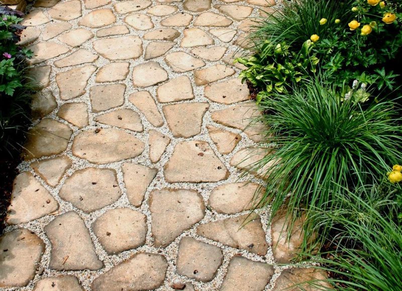 Vrtna staza asfaltirana prirodnim kamenom