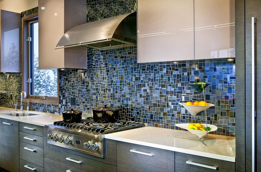 Mur de mosaïque dans la cuisine d'une maison de campagne