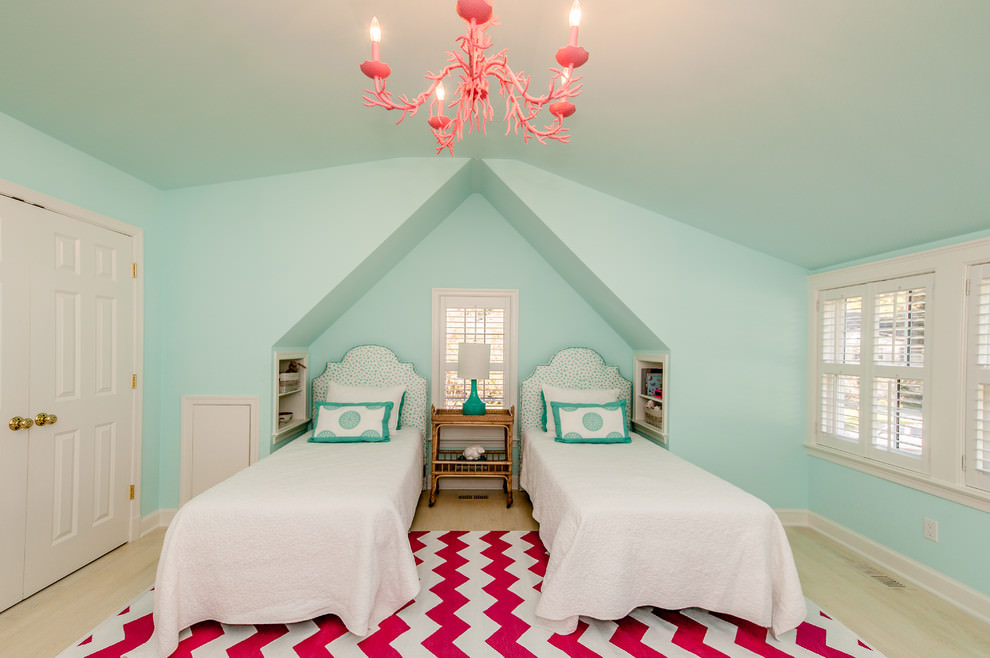 Ružičasti naglasci u unutrašnjosti spavaće sobe sa zidovima od metvice