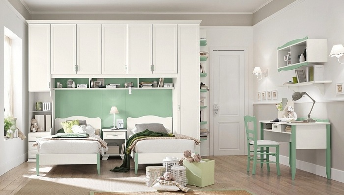 Bijeli dizajn spavaće sobe s akcentima od menta