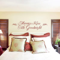 Bračna spavaća soba s natpisom na zidu