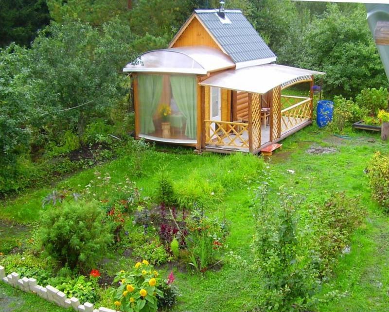 Piccolo bagno nella veranda nell'angolo del giardino