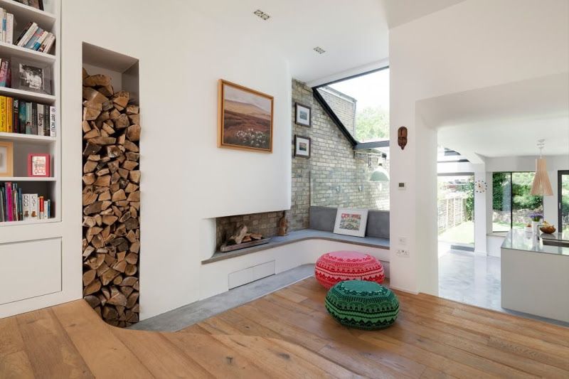 Stockage du bois de chauffage pour la cheminée dans la niche du mur