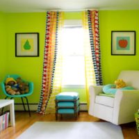 Svijetlo zelena boja na tapetama u dječjoj sobi