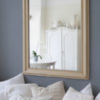 Ogledalo u stilu Provence na zidu dnevne sobe