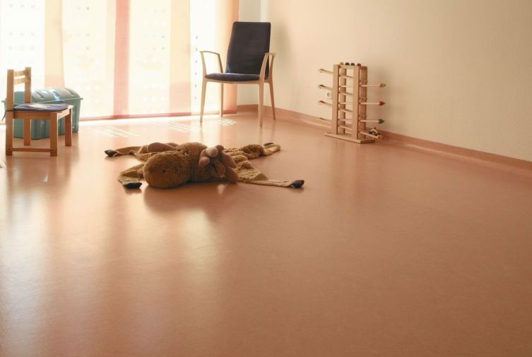 L'interno della stanza con semplice linoleum