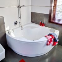 Vasca da bagno ad angolo in acrilico nel design della stanza