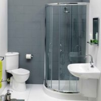 Cabina doccia nel design di un bagno combinato