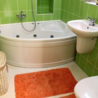 Vasca da bagno angolare e piastrelle in ceramica verde