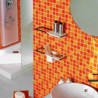 Narančasti mozaik u unutrašnjosti kupaonice gradskog stana
