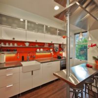 Narančasta pregača u dizajnu kuhinje