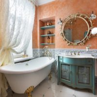 Colore arancione all'interno del bagno