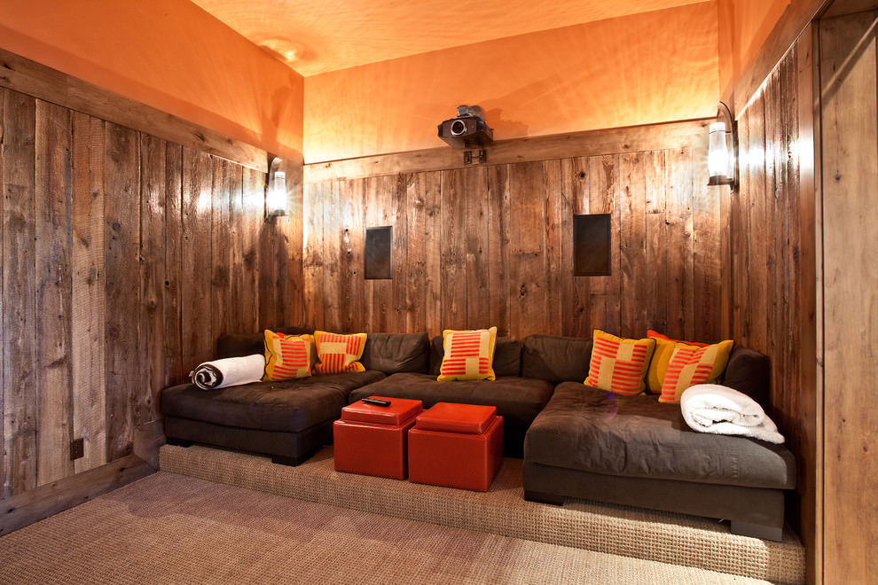 Interno dell'home cinema con soffitto arancione