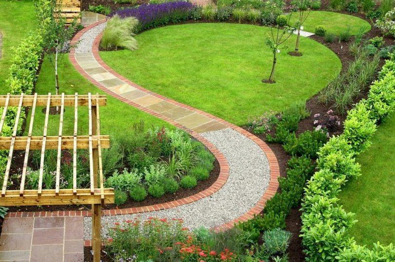 Allée de jardin sinueuse faite d'une combinaison de différents matériaux