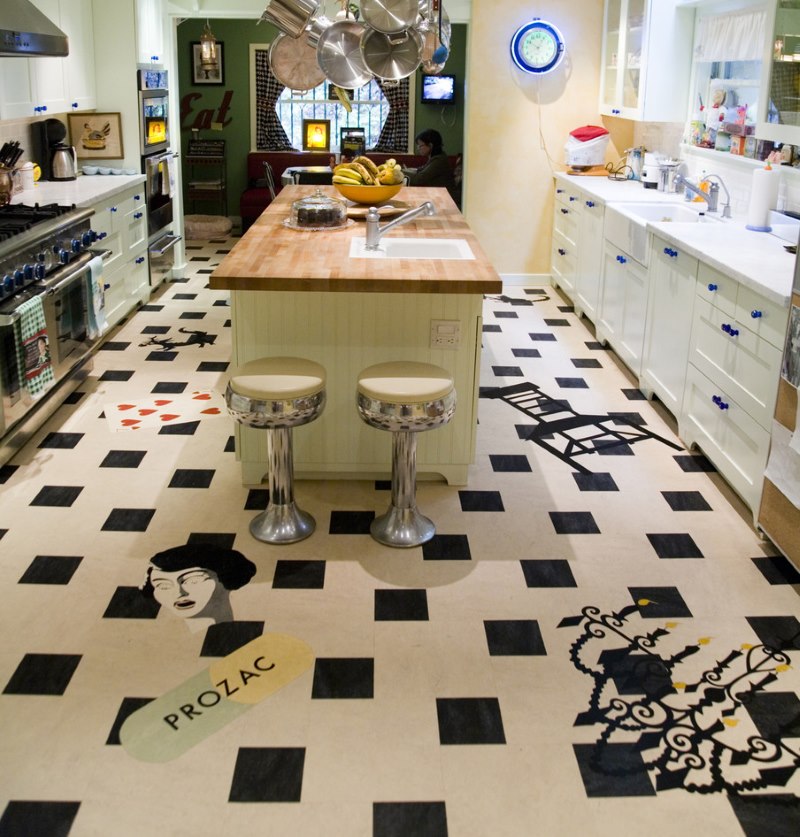 Il design originale del pavimento in cucina con linoleum insolito