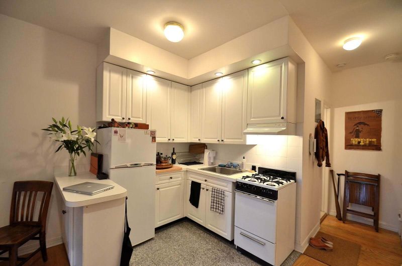 Combined kitchen lighting in a city apartment