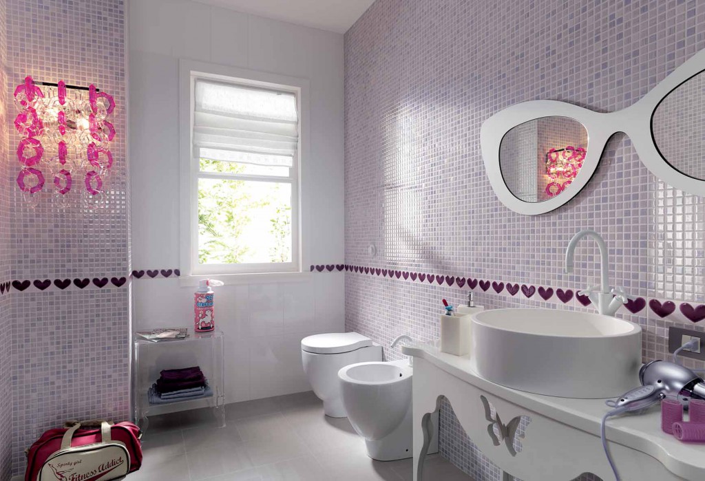 Progettazione di un bagno moderno con rivestimento murale a mosaico