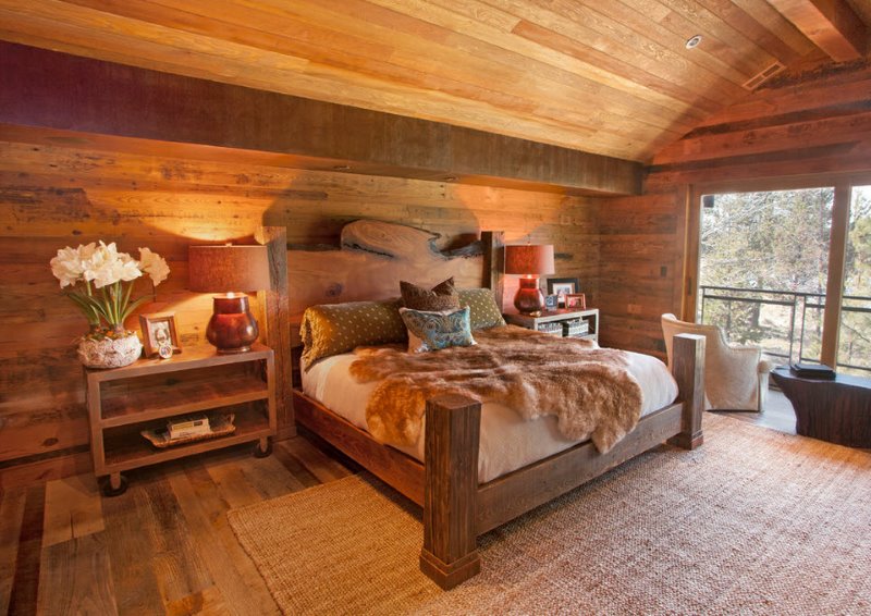 Interijer spavaće sobe u seoskoj kući s oblogom od prirodnog drveta