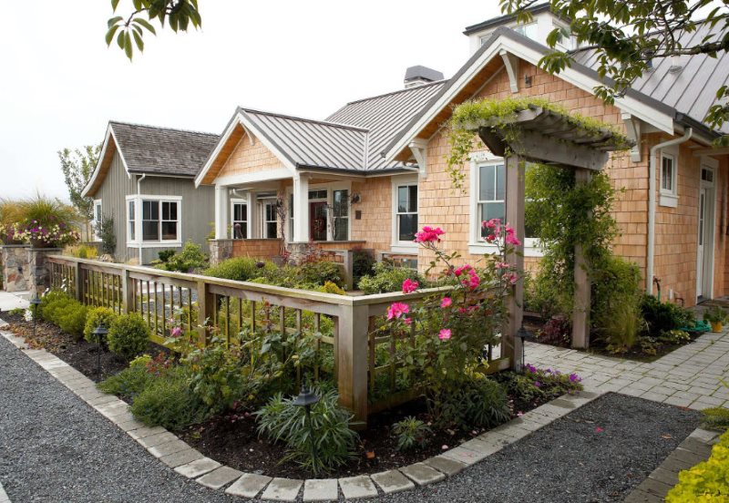 Bellissimo giardino davanti alle finestre di una casa di campagna