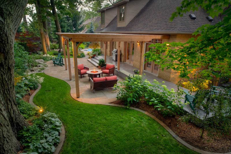 Un posto per rilassarsi sotto una pergola in legno vicino alla casa di campagna