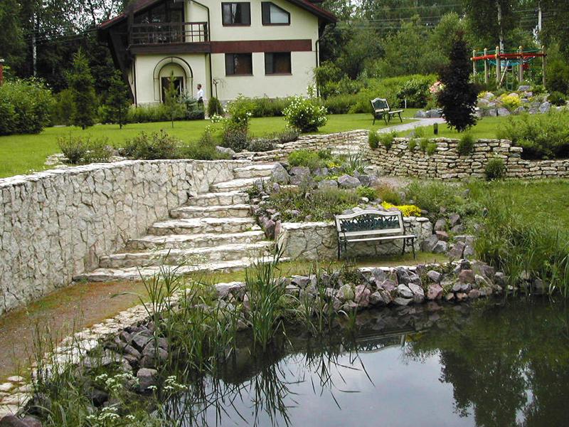 Conception de jardin en pente avec murs de soutènement en pierre