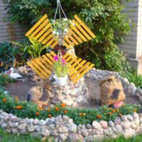 Moulin de conte de fées dans un parterre de fleurs