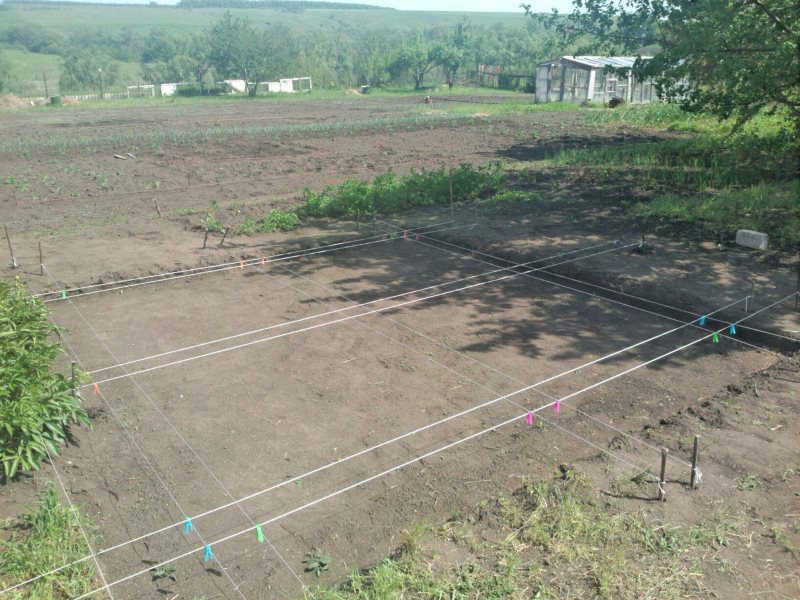 Contrassegnare la superficie della terra per la costruzione di un gazebo con le proprie mani