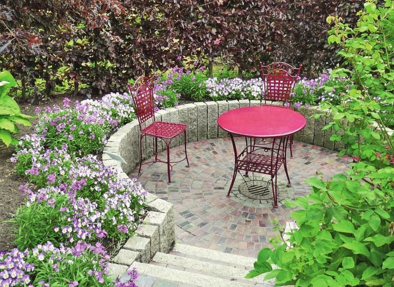 Multilevel relaxation area in a secluded corner of the garden