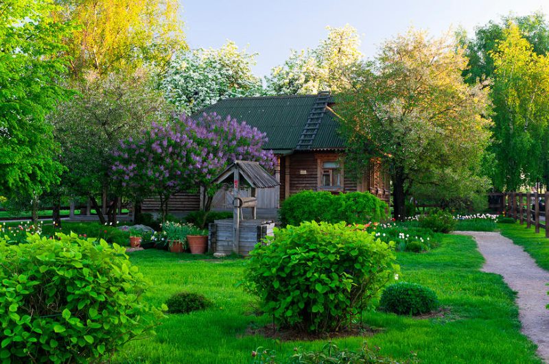 Paesaggistica di un cottage estivo nello stile di una tenuta russa