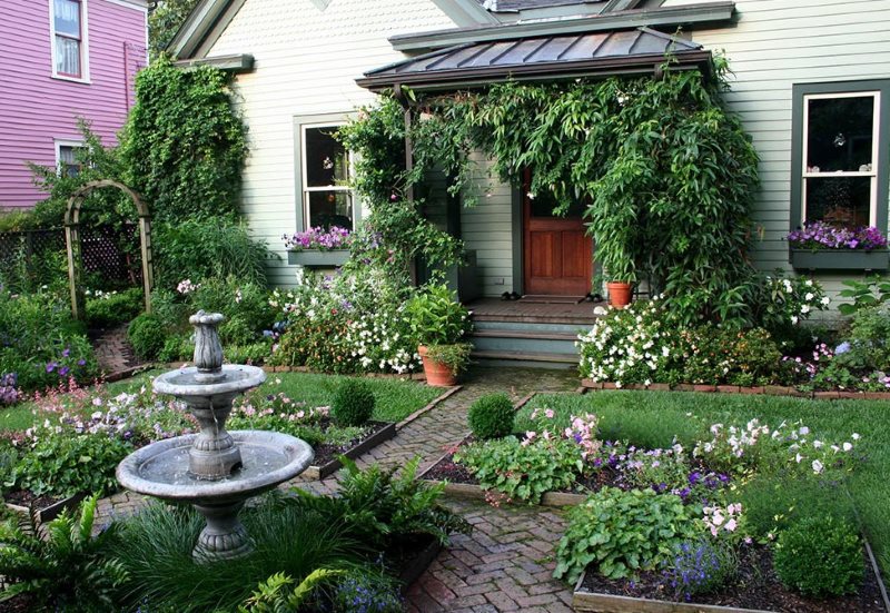 Petit jardin devant une maison à la française