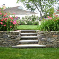 Flat stone retaining wall