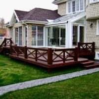 Terrasse en bois dans la cour du chalet