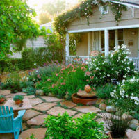 Blooming courtyard in front of a country house