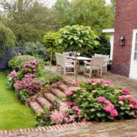 Terrasse avec une plateforme en pierre dans la cour de la campagne