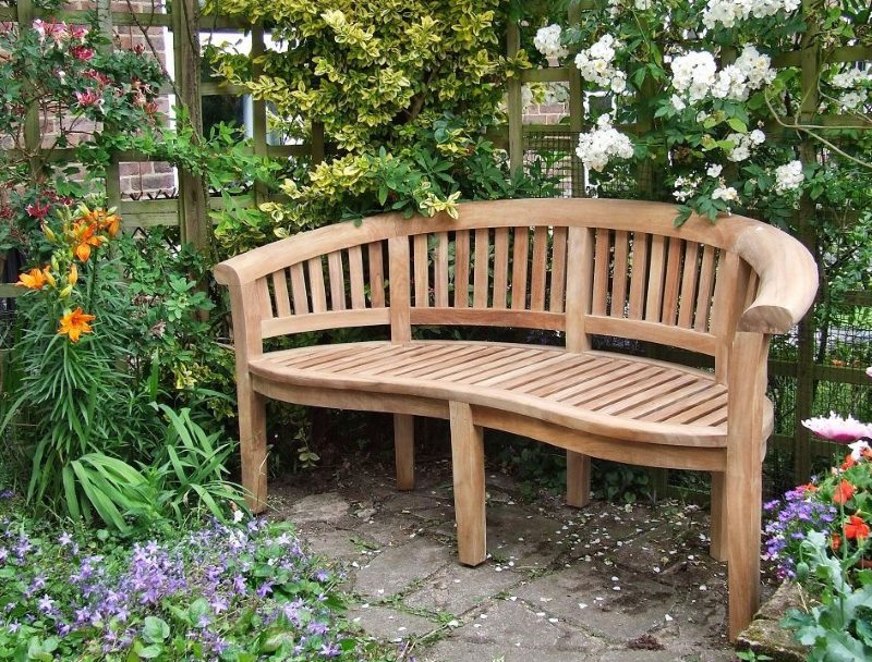 Banc en bois au fond du jardin