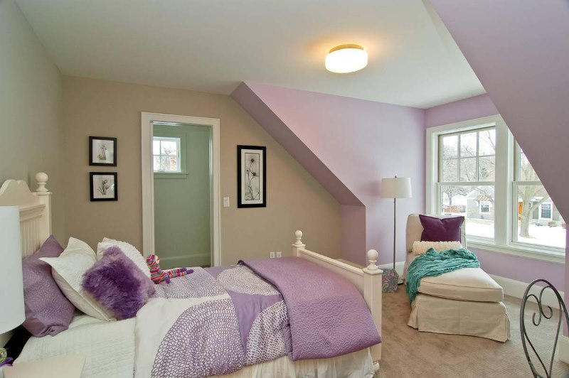 L'interno della camera da letto nei toni del beige combinato con lavanda